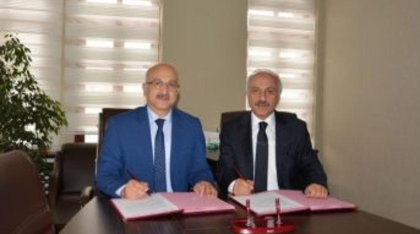 &Ccedil;orum Belediyesi Ve Milli Eğitim M&uuml;d&uuml;rl&uuml;ğ&uuml; Arasında &ldquo;15 Temmuz Milli İrade Projesi&rdquo; Protokol&uuml;