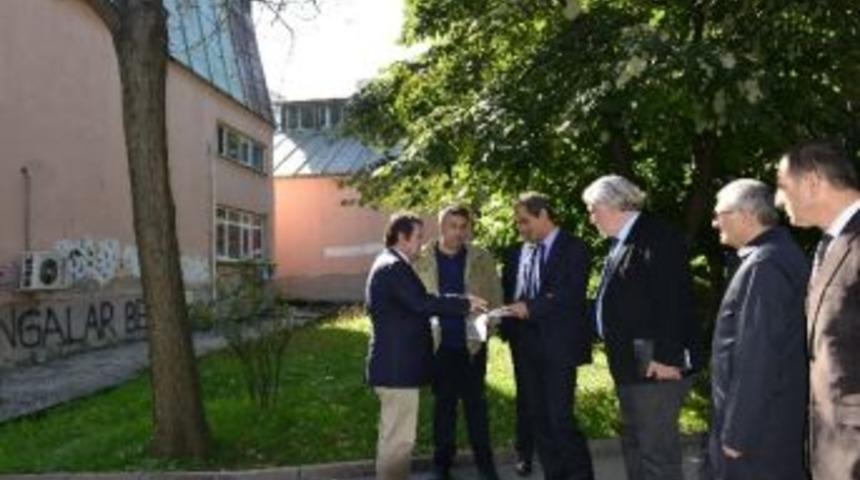 Rekt&ouml;r &Ouml;zer&rsquo;den Be&uuml; İlahiyat Fak&uuml;ltesi İ&ccedil;in Yeni Binası M&uuml;jdesi