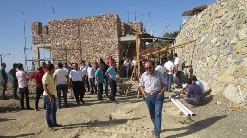 İnşaat İskelesinden D&uuml;ş&uuml;p &Ouml;ld&uuml;