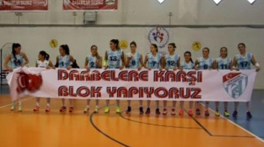 &lsquo;darbelere Karşı Blok Yapıyoruz&rsquo; Pankartı İle Ma&ccedil;a &Ccedil;ıktılar