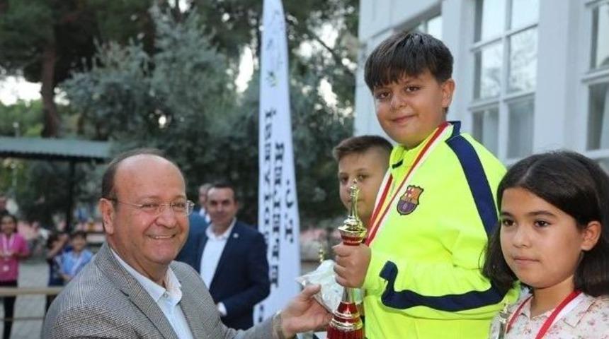 Efeler&rsquo;de Satran&ccedil; Turnuvası &Ouml;d&uuml;lleri Sahiplerini Buldu