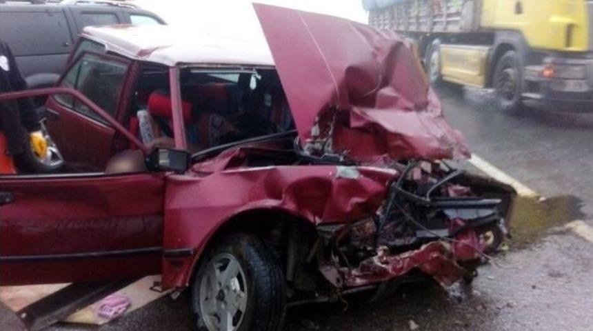 G&uuml;m&uuml;şhane&rsquo;de Trafik Kazası: 2 &Ouml;l&uuml;, 1 Yaralı