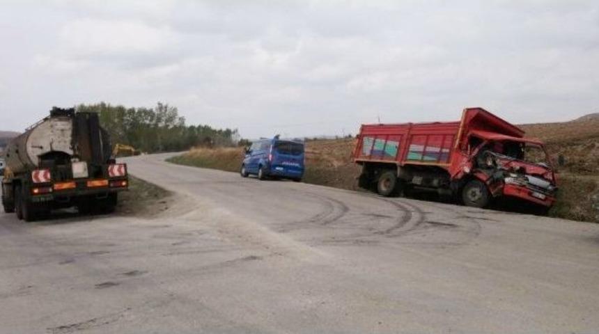 Kamyon İle Tanker &Ccedil;arpıştı: 1 Yaralı