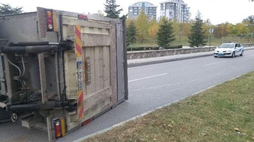Meyve Y&uuml;kl&uuml; Kamyon Devrildi, Cadde Trafiğe Kapandı