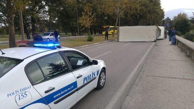 Meyve Yüklü Kamyon Devrildi, Cadde Trafiğe Kapandı