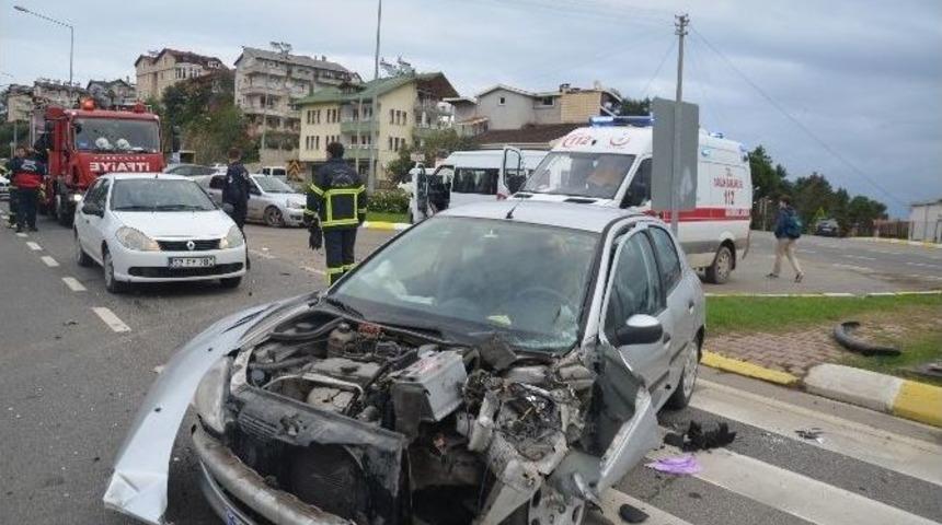 Fatsa&rsquo;da &Ouml;ğrenci Servisi İle Otomobil &Ccedil;arpıştı: 4 Yaralı