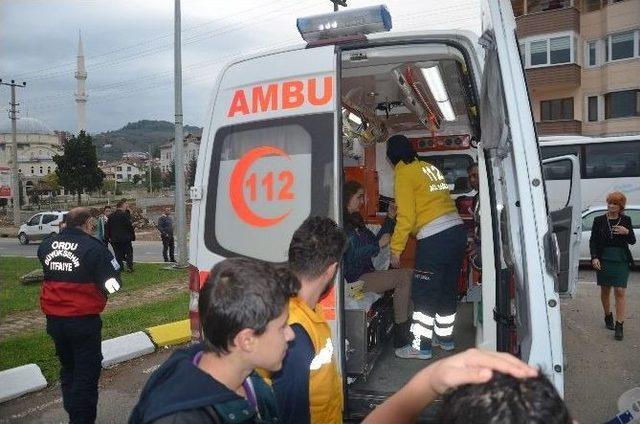 Fatsa’da Öğrenci Servisi İle Otomobil Çarpıştı: 4 Yaralı 2