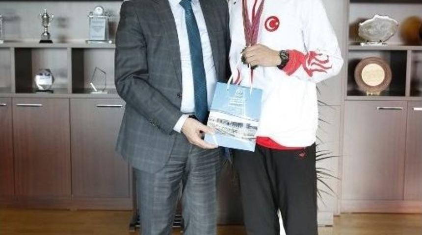 D&uuml;nya Taekwondo Şampiyonu Sultangazi&rsquo;nin Gururu Oldu