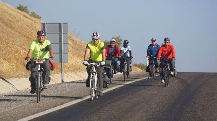 Bisikletin Ulaşım Aracı Olduğunu G&ouml;sterebilmek İ&ccedil;in 165 Kilometre Pedal &Ccedil;evirdiler