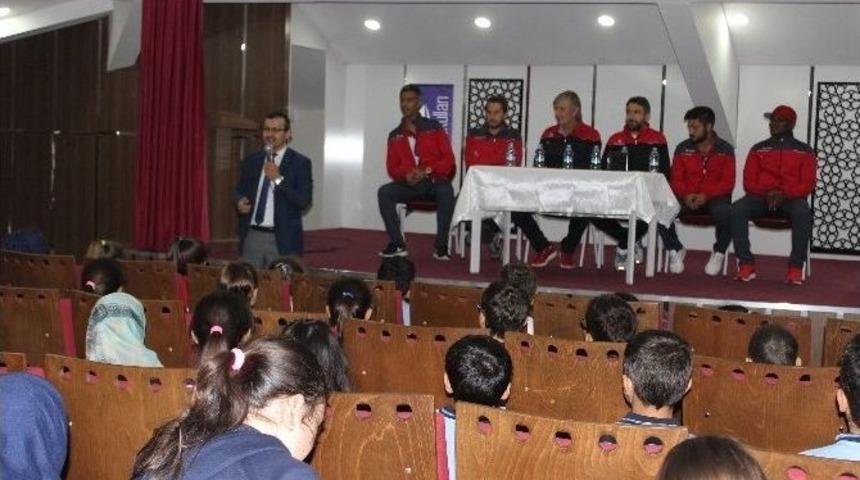 Tki Tavşanlı Linyitsporlu Futbolcular &Ouml;ğrencilerle Buluştu