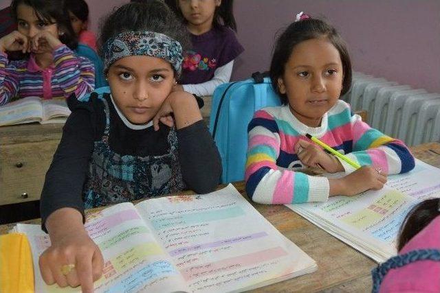 Siirt&rsquo;teki Suriyeli &Ouml;ğrencilere Eğitim Desteği 1