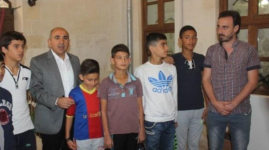 T&uuml;rk Ve Suriyeli &Ccedil;ocuklar Arda Turan&rsquo;ı Kilis&rsquo;e Beraber Futbol Oynamaya Davet Etti
