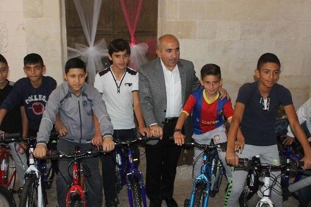 Türk Ve Suriyeli Çocuklar Arda Turan’ı Kilis’e Beraber Futbol Oynamaya Davet Etti