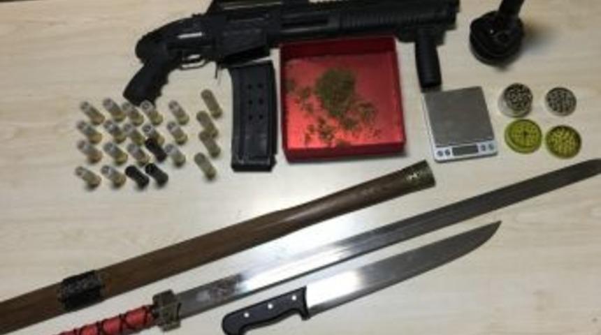 Manavgat&rsquo;ta Bir Evde, Pompalı T&uuml;fek, Kılı&ccedil; Ve Bı&ccedil;ak Ele Ge&ccedil;irildi