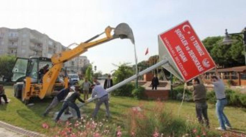 Saruhanlı&rsquo;da &rsquo;15 Temmuz Şehitler Ve Demokrasi&rsquo; Meydanının Totemi Yerleştirildi