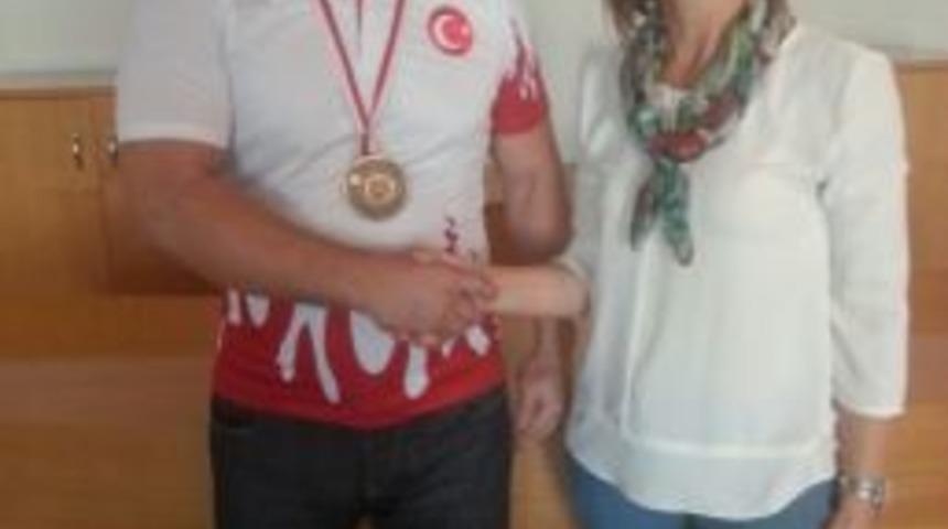 Başarılı G&uuml;reş&ccedil;iye &Ouml;d&uuml;l