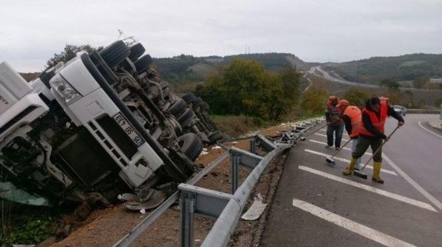 Sinop&rsquo;ta Tır Devrildi: 1 Yaralı