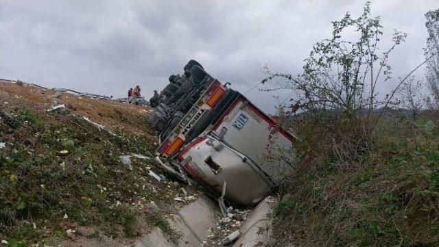 Sinop&rsquo;ta Tır Devrildi: 1 Yaralı 2