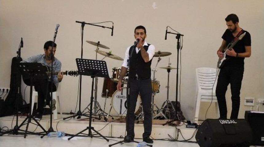 S&ouml;ke&rsquo;de &Uuml;niversite &Ouml;ğrencileri Konserde Eğlendi