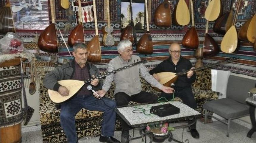 Kars&rsquo;ta &Ccedil;eşitleriyle Mani Atışması