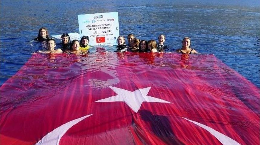 Şahika Erc&uuml;men, Cumhuriyet&rsquo;in 93. Yılı Şerefine 93 Metre D&uuml;nya Rekoru Kırdı