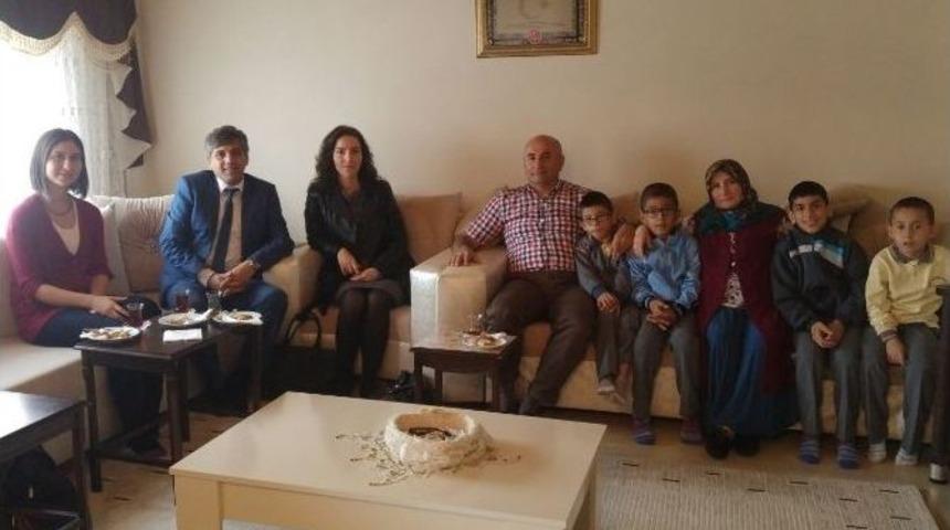 &Ouml;ğrenciler Şehidin Doğum G&uuml;n&uuml;nde Baba Evini Ziyaret Ettiler
