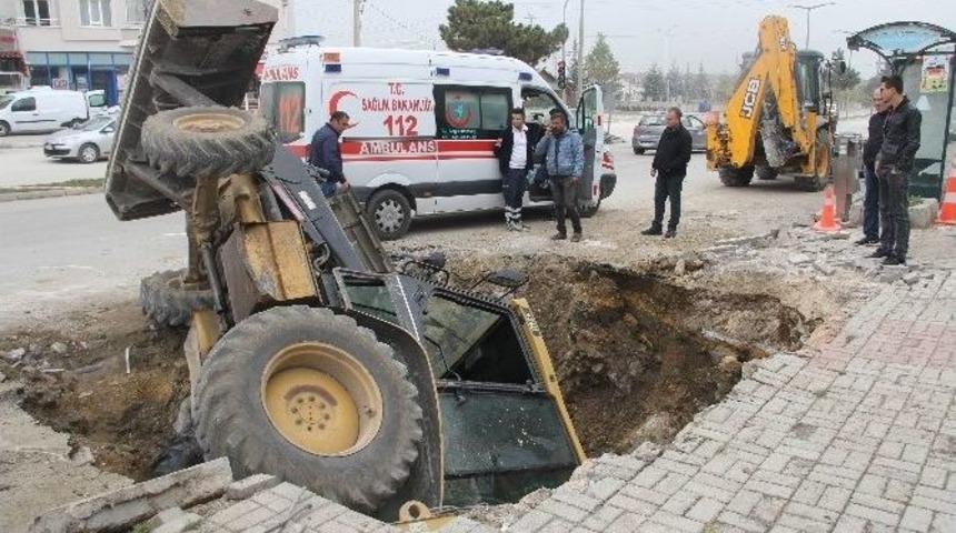 İş Makinesi Kazdığı Kuyuya D&uuml;şt&uuml;