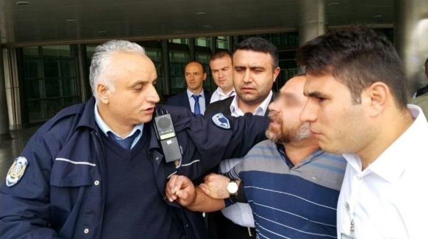 Hastanenin &Ccedil;atısına &Ccedil;ıktı İntihar Etmek İstedi