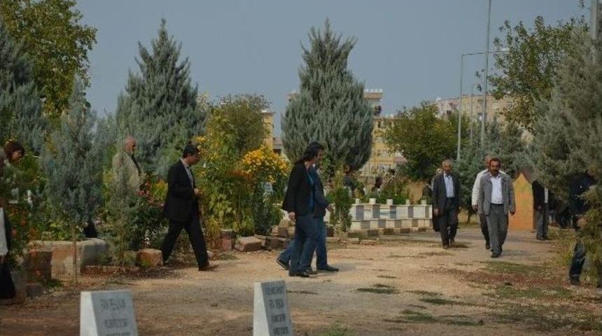 Hdp&rsquo;li Vekiller Ter&ouml;rist Cenazesine Katıldı