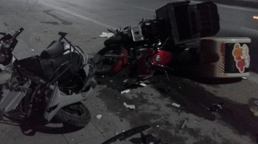 Motosikletlere &Ccedil;arpan Otomobil, İş Yerine Vurarak Durabildi