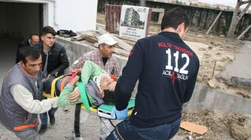 4. Kattan Asans&ouml;r Boşluğuna D&uuml;şen İş&ccedil;i Yaralandı