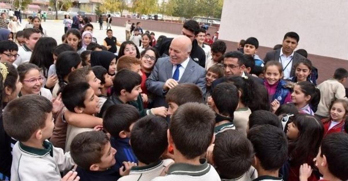 &Ccedil;ocuklardan Başkan Sekmen&rsquo;e Sevgi Seli