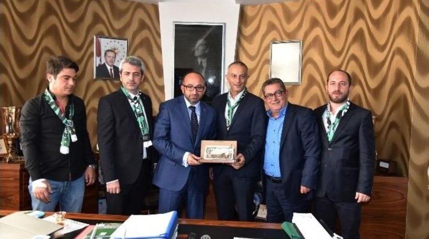 Başkan &Uuml;z&uuml;lmez&rsquo;den Kocaelispor&rsquo;a Maddi Destek