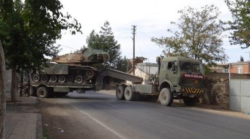 Suriye Sınırına Tank Sevkıyatı S&uuml;r&uuml;yor