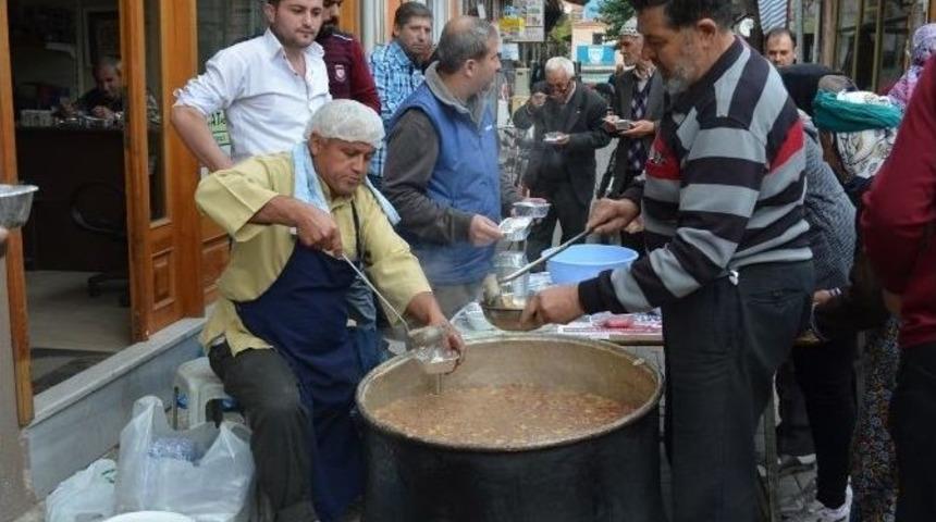 &Ccedil;arşı Esnafı Aşure Dağıttı