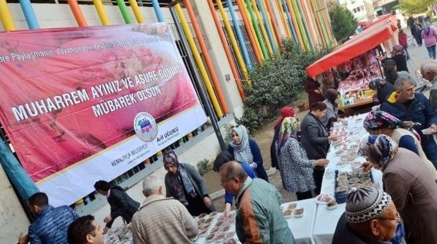 Kemalpaşa Belediyesi&rsquo;nden Aşure İkramı
