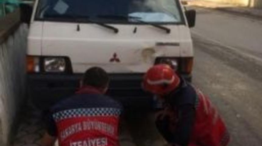 Minib&uuml;s&uuml;n Motoruna Sıkışan Kedi Kurtarıldı