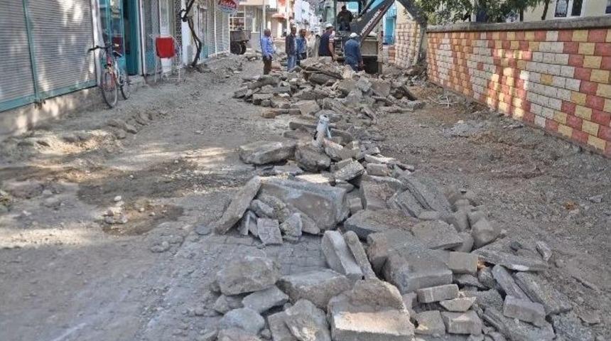 G&ouml;lbaşı İl&ccedil;esinde Yol Ve Kaldırım &Ccedil;alışmaları Devam Ediyor