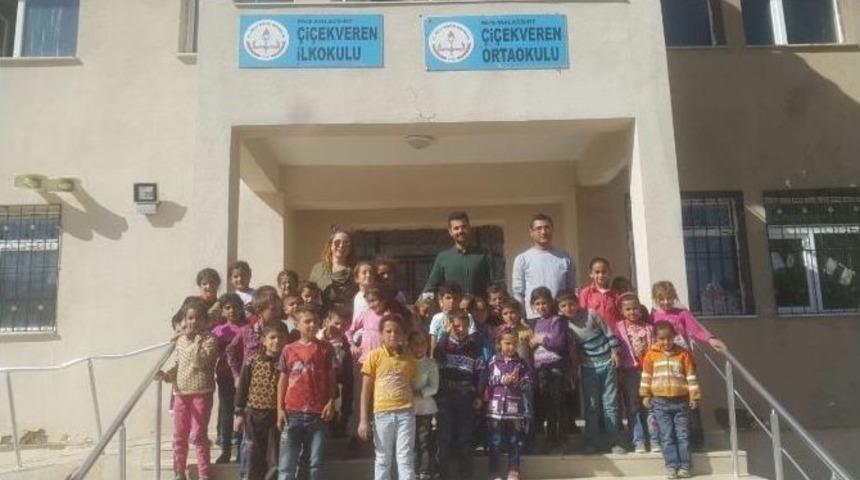&Ccedil;ocuklar &Uuml;ş&uuml;mesin Diye Tek Başına &Ccedil;alışıyor