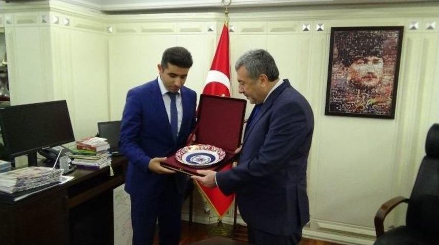 &Ouml;ğrencilerden İstanbul Emniyet M&uuml;d&uuml;r&uuml; &Ccedil;alışkan&rsquo;a Anlamlı Ziyaret