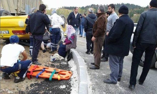 Kamyonla Ticari Taksi &Ccedil;arpıştı: 5 Yaralı 1