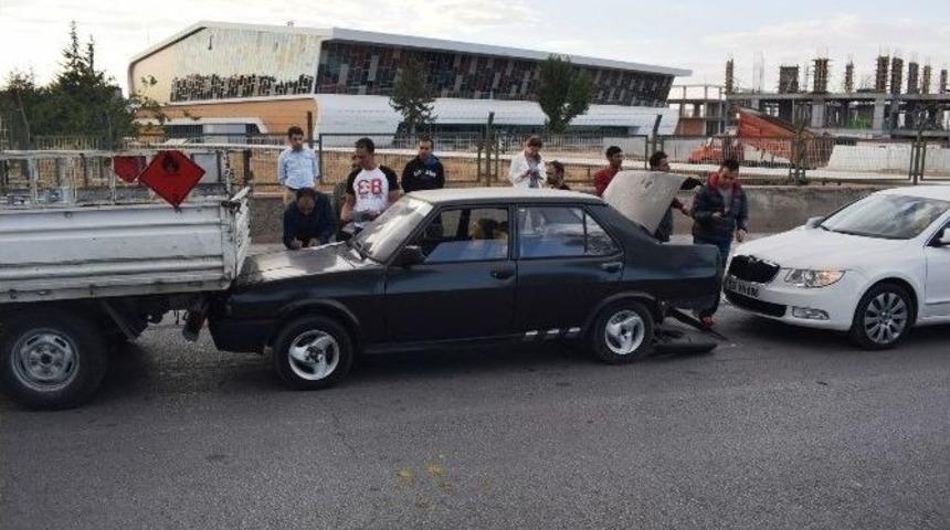 Malatya&rsquo;da 3 Ara&ccedil; Birbirine Girdi