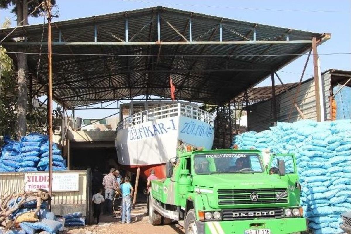 Denizi Olmayan Kahramanmaraş&rsquo;ta Odun Ambarında Tekne Yaptı
