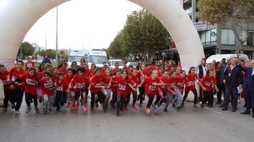 &Ouml;ğrenciler Cumhuriyet İ&ccedil;in Koştu