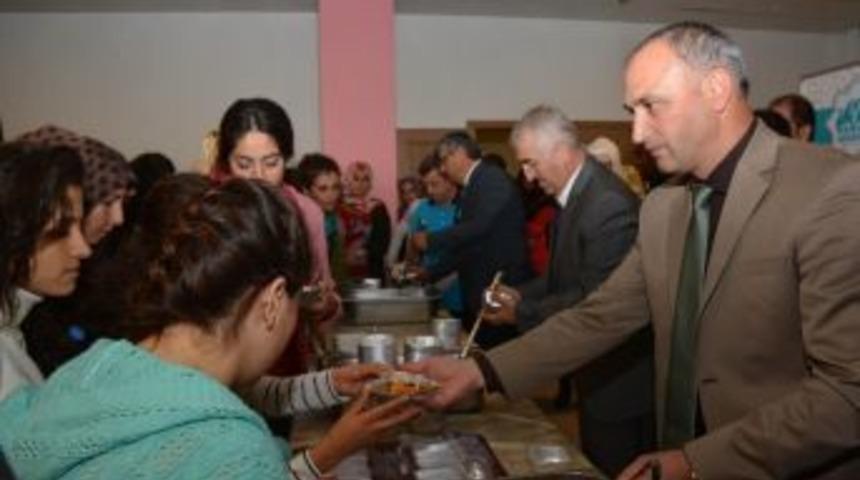 Aksaray Belediyesi&rsquo;nden &Uuml;niversite &Ouml;ğrencilerine Aşure İkramı