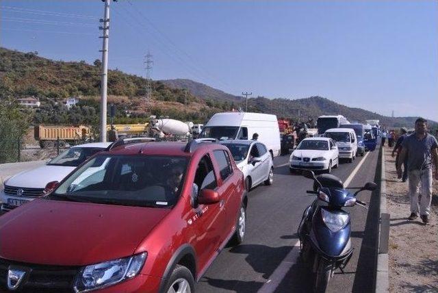 Fethiye’de Kaza Sonarsı Halk Yolu Trafiğe Kapattı