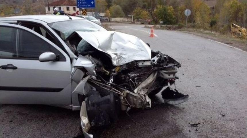 G&uuml;m&uuml;şhane&rsquo;de Trafik Kazası: 3 Yaralı