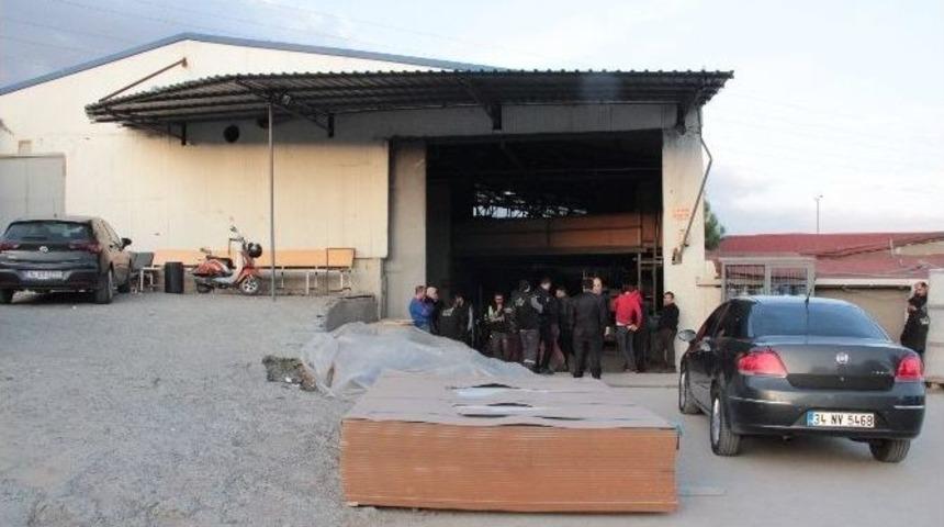 Pakistan Uyruklu İş&ccedil;i Ahşap Plakaların Altında Kalarak Can Verdi