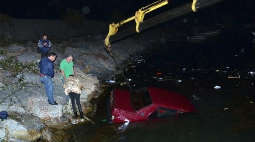 &Ccedil;alıştırmak İ&ccedil;in İttikleri Otomobil Denize U&ccedil;tu