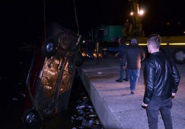 &Ccedil;alıştırmak İ&ccedil;in İttikleri Otomobil Denize U&ccedil;tu 2